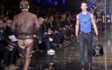 Versace: sfila l 'uomo in perizoma contro l'omofobia